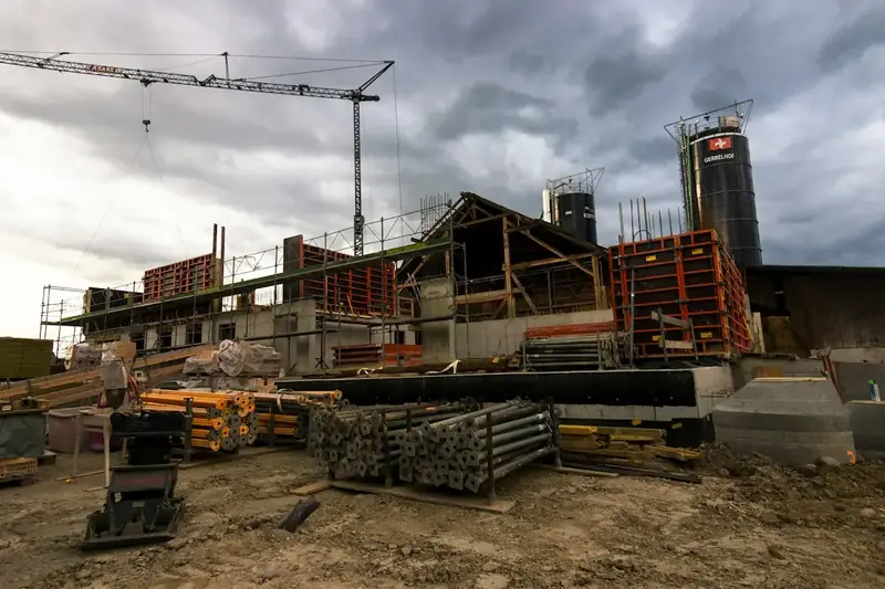 Chantier de gros œuvre avec grue